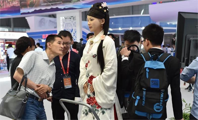 中国智能美女机器人中国成功研制出美女机器人五官精致功能齐全