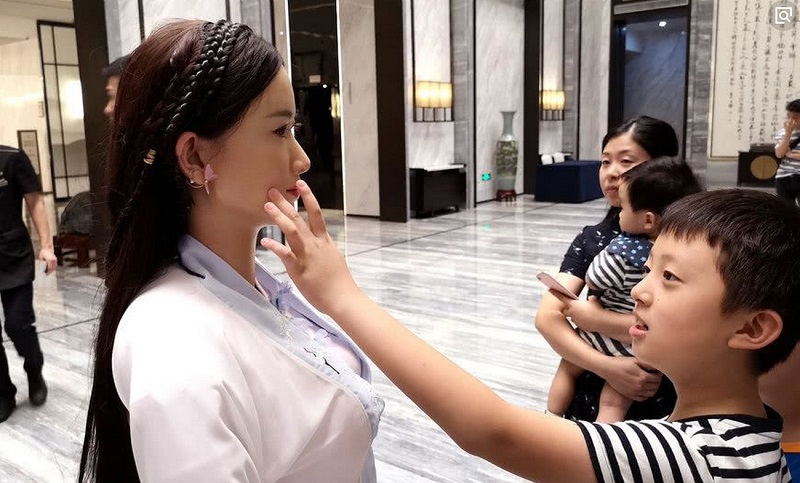 仿生美女机器人日本研发女性仿生机器人