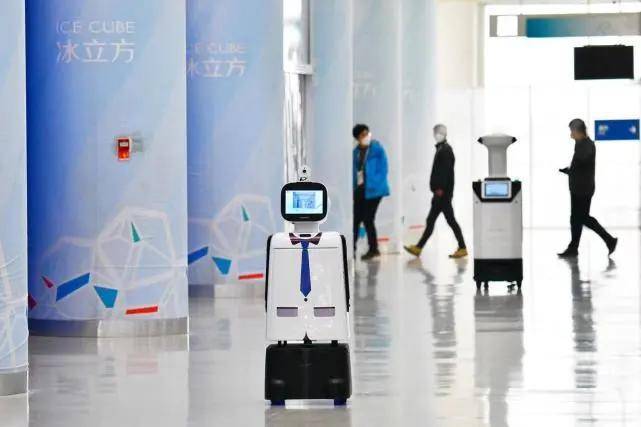 机器人撞破空间的电影