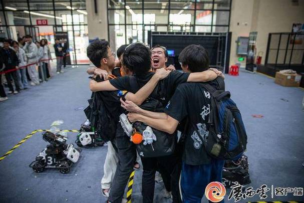 机器人调侃主持人程雷