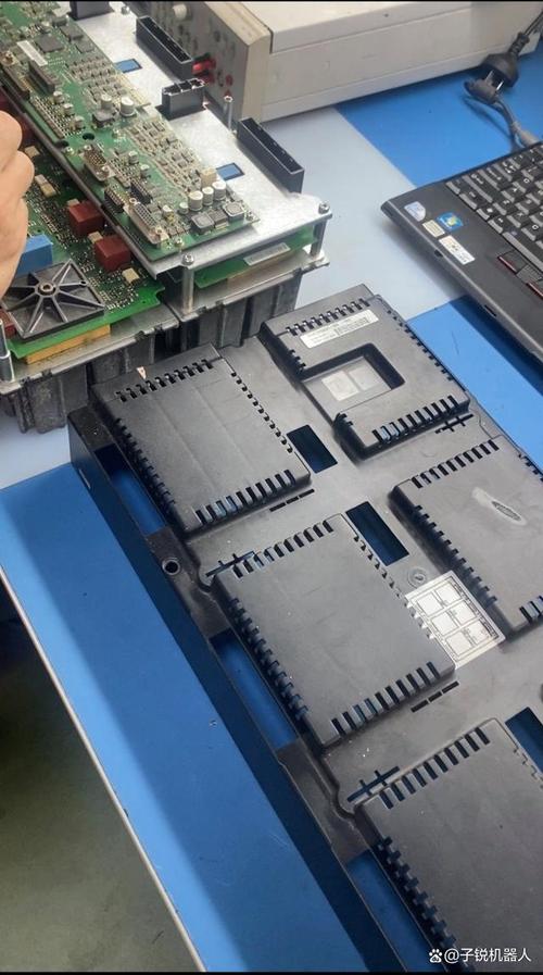 电影动漫机器人打怪物