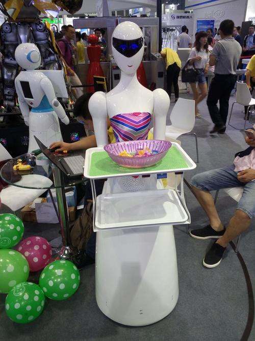 美的美罗U首曝 行业首创六臂轮足式人形机器人 美的美罗U首曝 行业首创六臂轮足式人形机器人