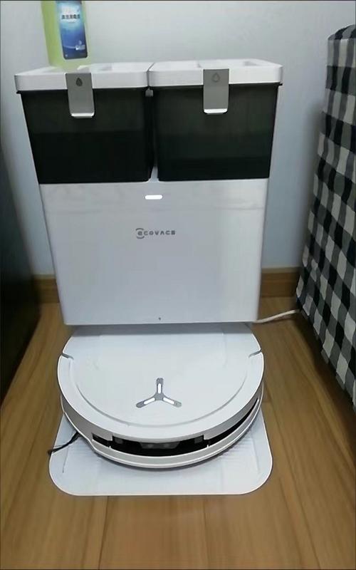 带垃圾袋的扫地机器人