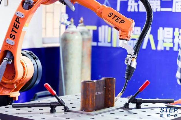 小米AI大模型再加速 卢伟冰透露惊人进展与人才招募计划