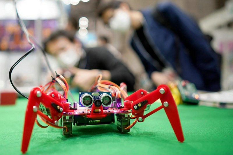 探访济南机器人6S中心 家庭陪伴类机器人受热捧 探访济南机器人6S中心 家庭陪伴类机器人受热捧